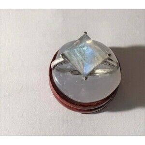 Elegant Silver Ring with Iridescent Stone